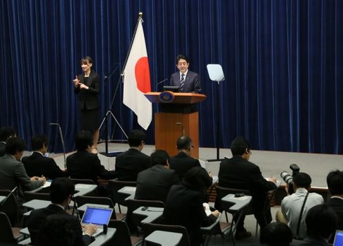 Photograph of the Prime Minister holding the press conference (3)