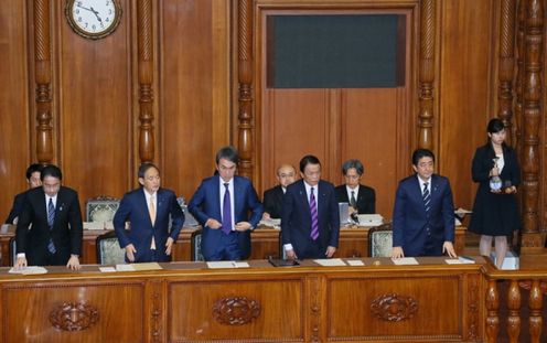 Photograph of the Prime Minister bowing after the vote on the FY2016 comprehensive budget at the plenary session of the House of Councillors