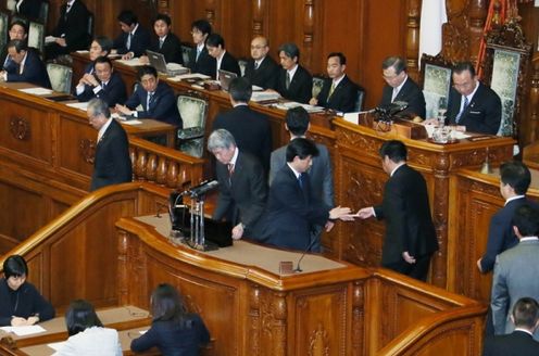 Photograph of the Prime Minister overseeing the vote on the FY2016 budget at the plenary session of the House of Councillors