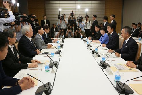 Photograph of the Prime Minister delivering an address (2)