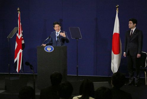 Photograph of the press conference (3)