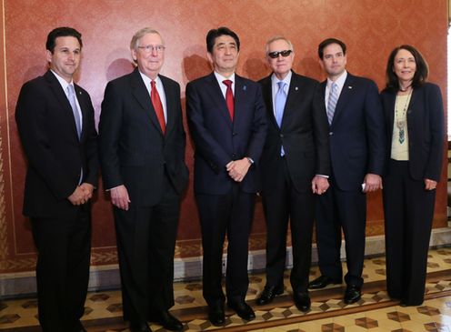 Photograph of the Prime Minister meeting with members of the U.S. Senate