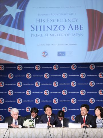 Photograph of the Prime Minister meeting with the U.S. Chamber of Commerce