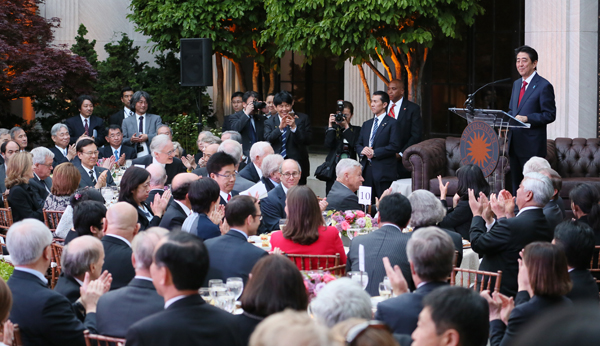 Photograph of the Prime Minister attending a dinner reception for contributors to U.S.-Japan relations