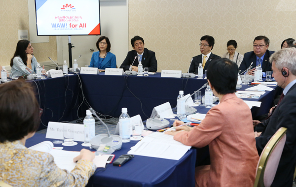 Photograph of the Prime Minister attending a breakout session (2)
