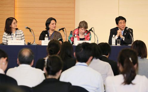 Photograph of the Prime Minister attending a breakout session (6)