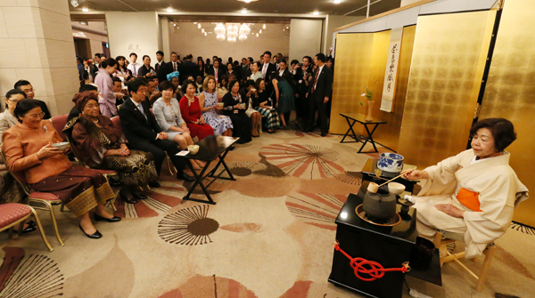 Photograph of the Prime Minister visiting the tea ceremony booth