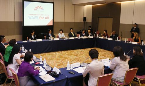 Photograph of the Prime Minister attending a breakout session (7)