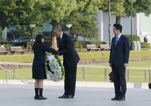 Photograph of the leaders laying wreaths at the Cenotaph for Atomic Bomb Victims