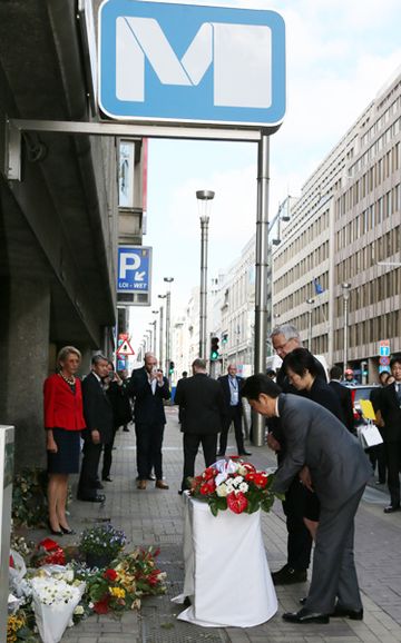 Photograph of the Prime Minister offering flowers