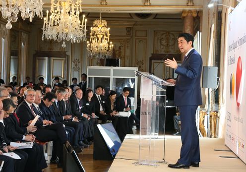 Photograph of the Prime Minister delivering a speech at the Invest Japan Symposium