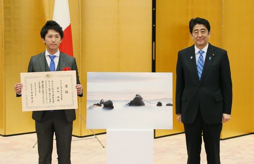 Photograph of the Prime Minister taking a commemorative photograph with a contest winner