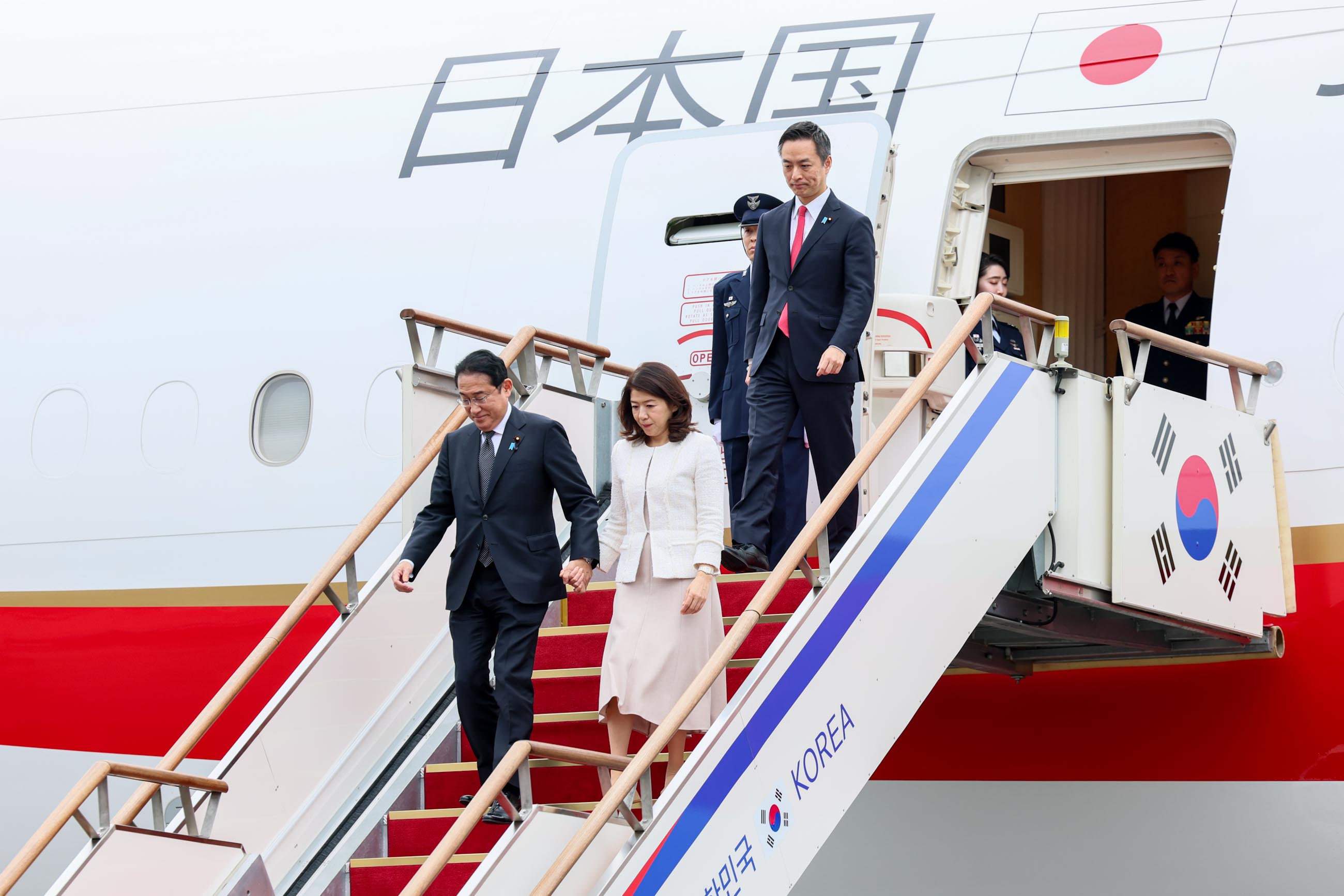 Prime Minister Kishida arriving in the Republic of Korea (1)