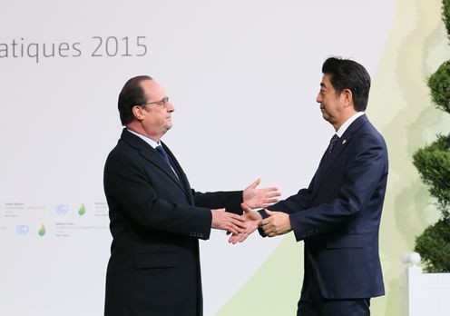 Photograph of the Prime Minister being welcomed by the President of France