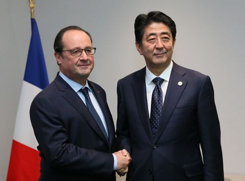 Photograph of the Prime Minister shaking hands with the President of France