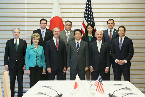 Photograph of the Prime Minister taking a commemorative photograph with the participants in the courtesy call (1)