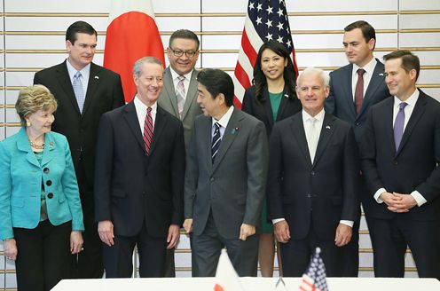 Photograph of the Prime Minister taking a commemorative photograph with the participants in the courtesy call (2)