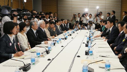 Photograph of the Prime Minister making a statement (2)