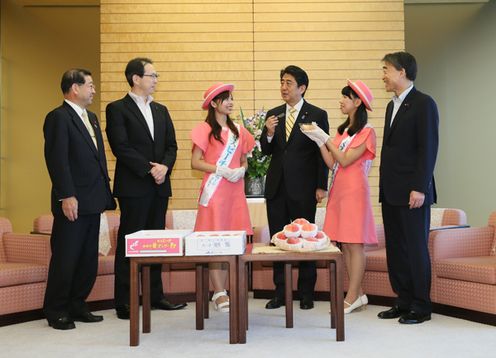 Photograph of the Prime Minister tasting peaches (1)