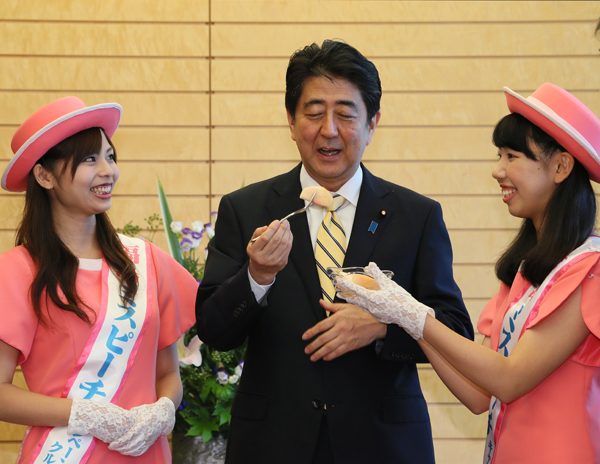 Photograph of the Prime Minister tasting peaches (2)