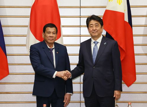 Photograph of the leaders shaking hands