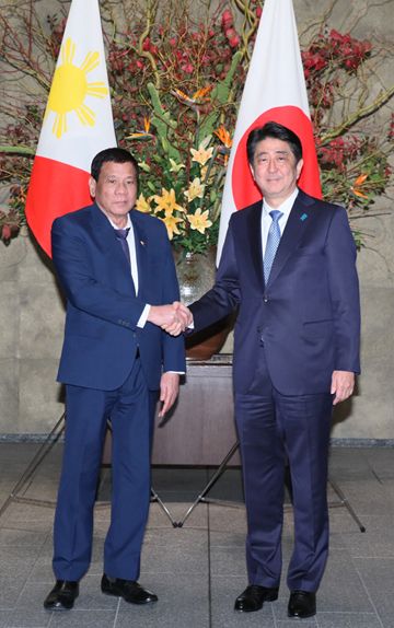 Photograph of the Prime Minister welcoming the President of the Philippines