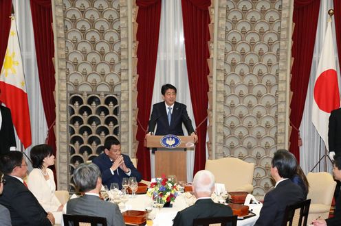 Photograph of the Prime Minister delivering an address at the dinner banquet