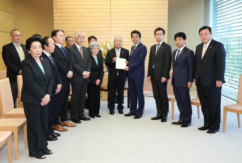 Photograph of the Prime Minister receiving a resolution (1)