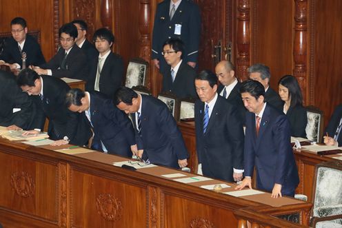 Photograph of the Prime Minister bowing after the vote on the provisional FY2015 budget at the meeting of the plenary session of the House of Representatives
