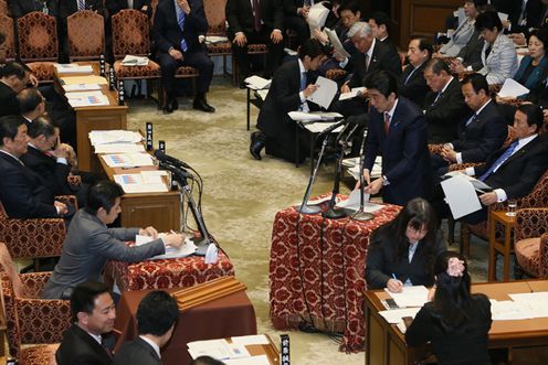 Photograph of the Prime Minister answering questions at the meeting of the Budget Committee of the House of Representatives