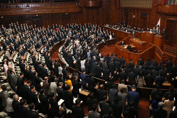 Photograph of the vote on the provisional FY2015 budget at the meeting of the plenary session of the House of Representatives