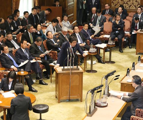 Photograph of the Prime Minister answering questions at the meeting of the Budget Committee of the House of Councillors