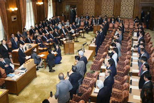 Photograph of the vote on the provisional FY2015 budget at the meeting of the plenary session of the House of Councillors