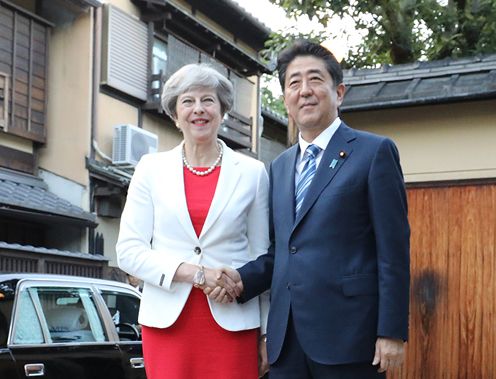 Photograph of the Prime Minister welcoming the Prime Minister of the United Kingdom at Omotesenke Fushin’an (1)