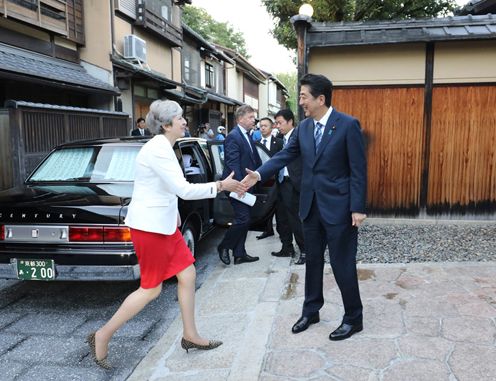 Photograph of the Prime Minister welcoming the Prime Minister of the United Kingdom at Omotesenke Fushin’an (2)