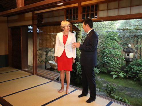 Photograph of the leaders conversing at Omotesenke Fushin’an (1)