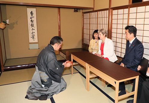 Photograph of the leaders conversing at Omotesenke Fushin’an (2)