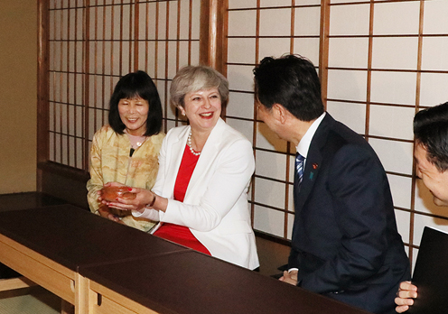 Photograph of the leaders conversing at Omotesenke Fushin’an (3)