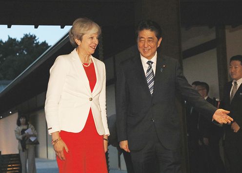Photograph of the Prime Minister welcoming the Prime Minister of the United Kingdom at the Kyoto State Guest House
