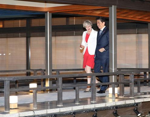 Photograph of the leaders heading to the informal dinner among the leaders