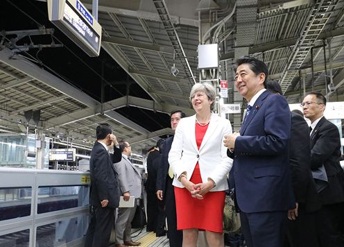 Photograph of the leaders waiting for a Shinkansen at Kyoto Station (1)