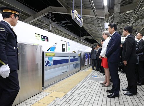 Photograph of the leaders waiting for a Shinkansen at Kyoto Station (2)