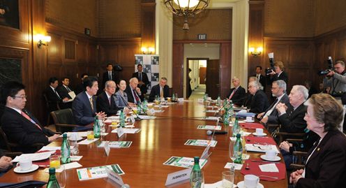 Photograph of the breakfast meeting with members of the U.S. science and technology community