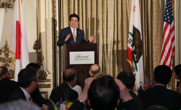 Photograph of the Prime Minister delivering an address at the cocktail reception and banquet held for contributors to Japan-U.S. exchange
