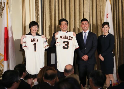 Photograph of the cocktail reception and banquet held for contributors to Japan-U.S. exchange