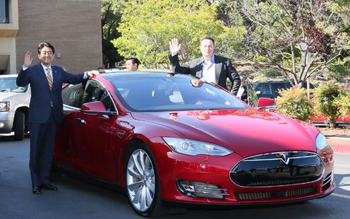 Photograph of the Prime Minister visiting the headquarters of Tesla Motors