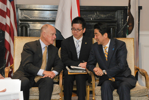 Photograph of the Prime Minister receiving a courtesy call from the Governor of the State of California (2)