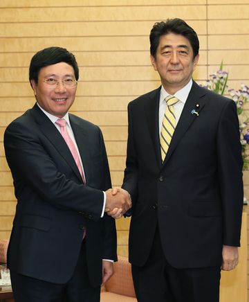 Photograph of the Prime Minister shaking hands with the Deputy Prime Minister and Minister of Foreign Affairs