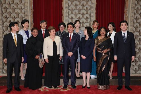 Photograph of the Prime Minister attending a commemorative photograph session (1)