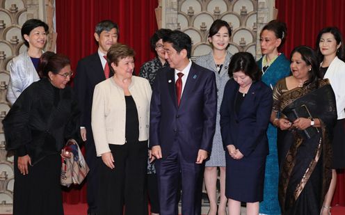 Photograph of the Prime Minister attending a commemorative photograph session (2)